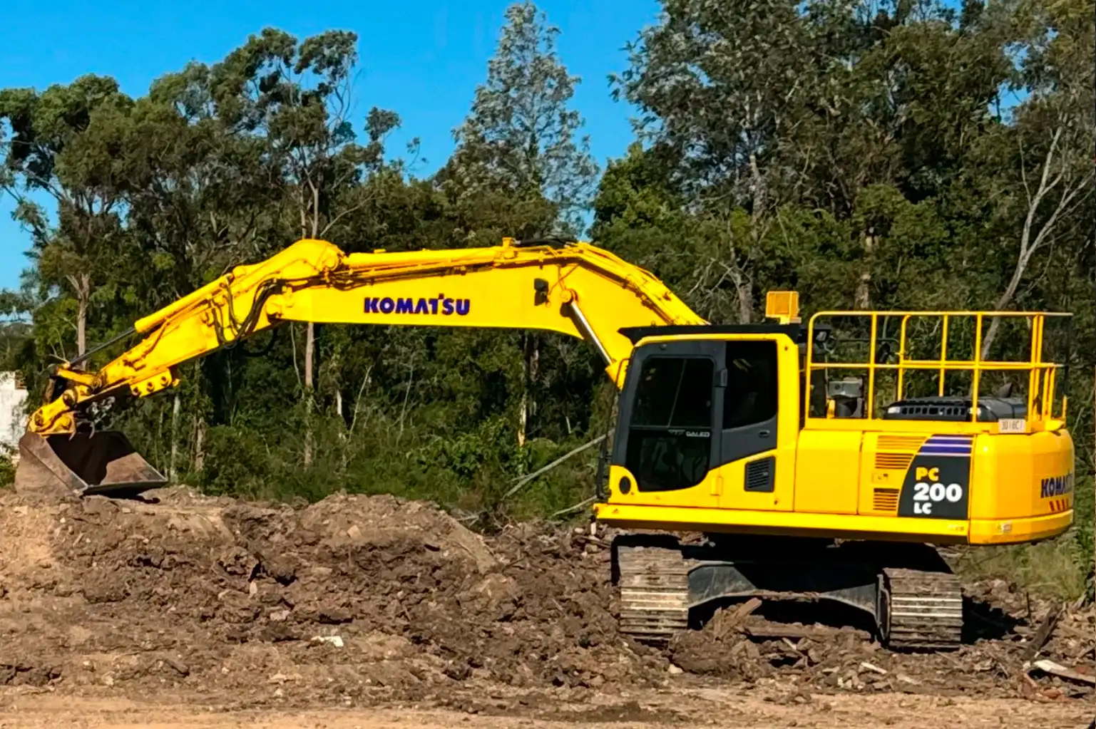 Hire Excavator and Earthmoving Equipment in Brisbane, Gold Coast, Sunshine Coast, by Top Gun Plant Hire, specialists in heavy equipment hire.