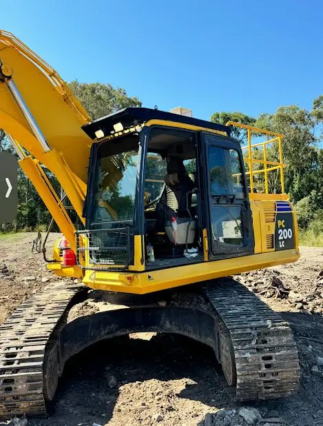 Hire Excavator from Top Gun Plant Hire in Loganholme, Brisbane residential projects and landscaping through to construction, civil and commercial works.